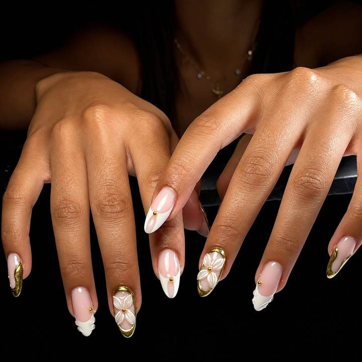 French blanche avec fleurs 3D et contours dorés