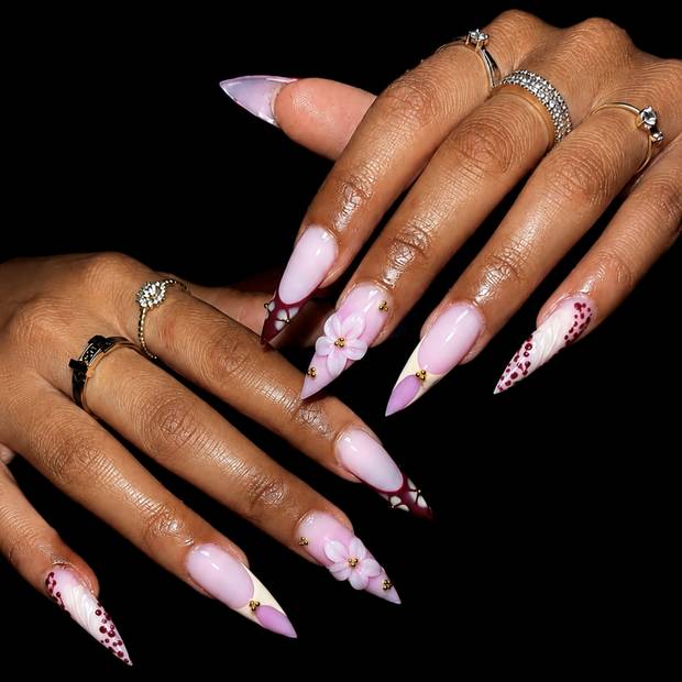 Pose stiletto rose avec fleurs 3D et perles dorées