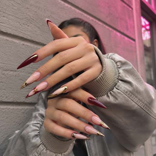 Pose stiletto bordeaux et chrome doré